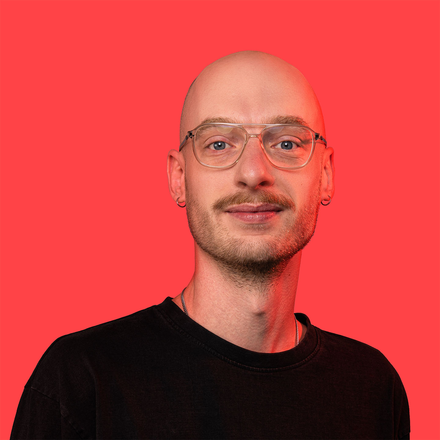Aclewe Art Director Niklas Glöckner vor rotem Hintergrund