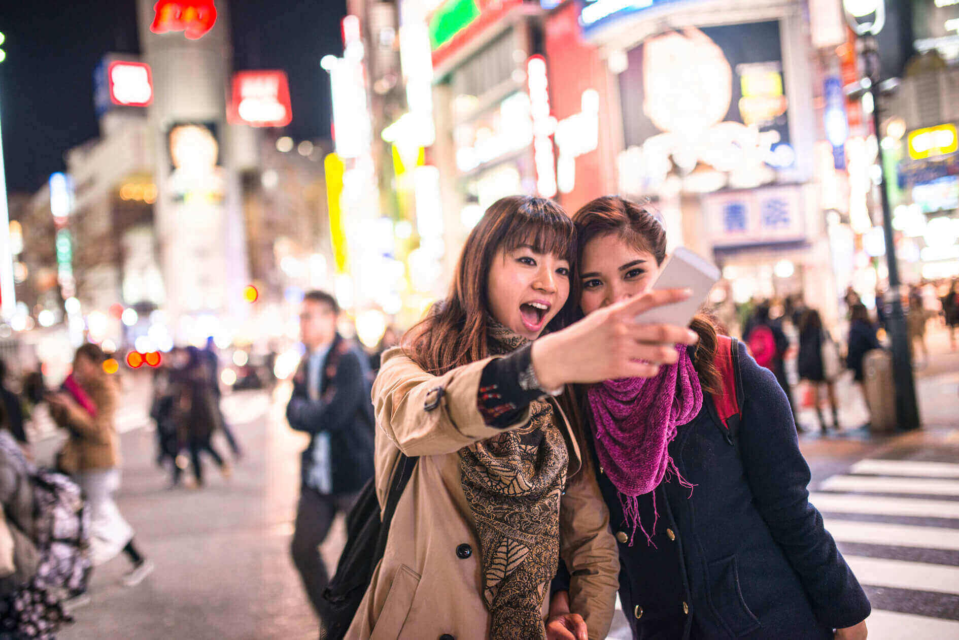 zwei Koreanerinnen schießen Selfie