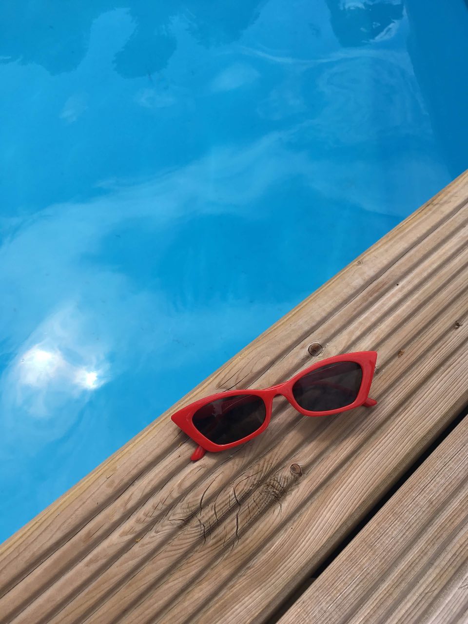 Rote Sonnenbrille am Pool 