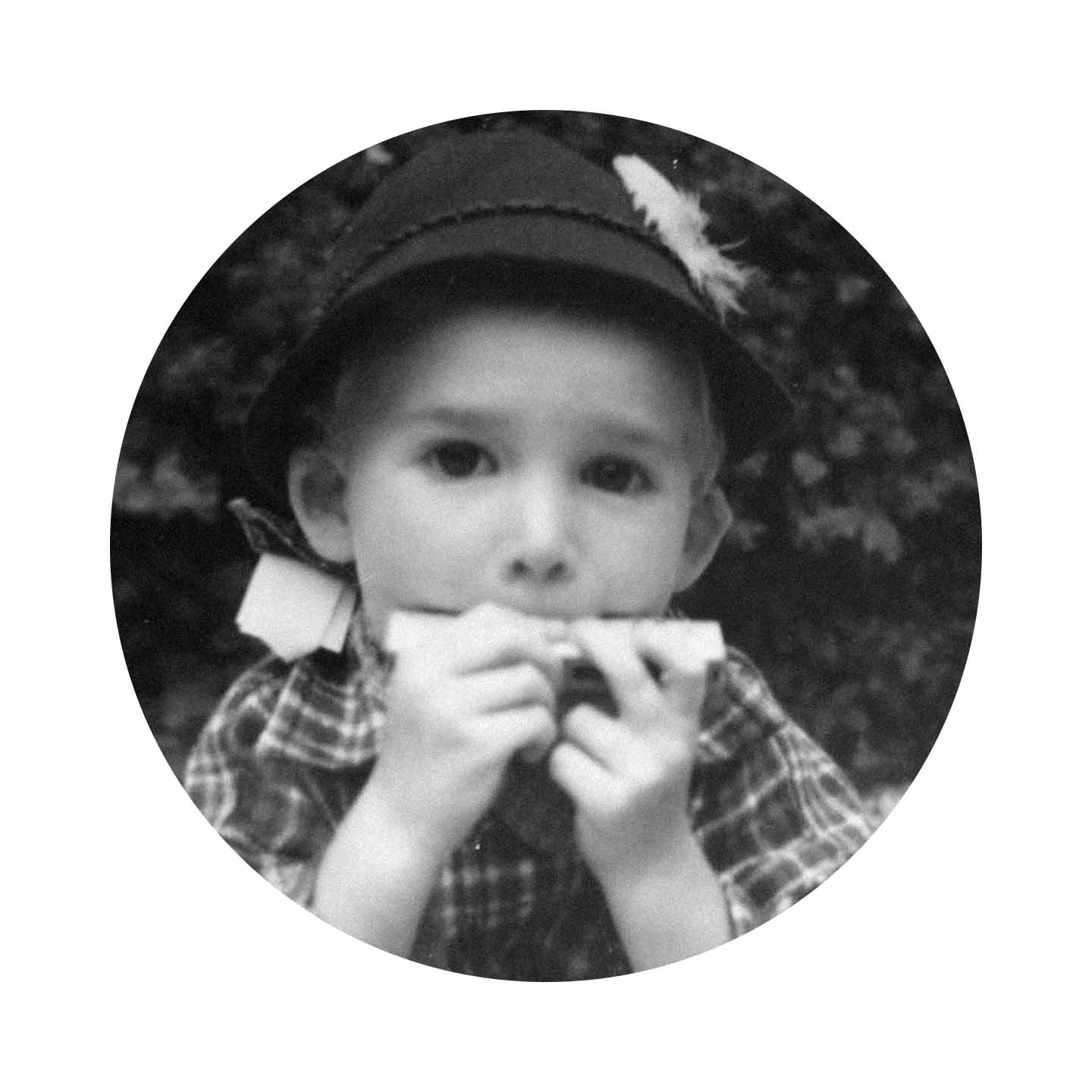 Kind mit Mütze und Mundharmonika 