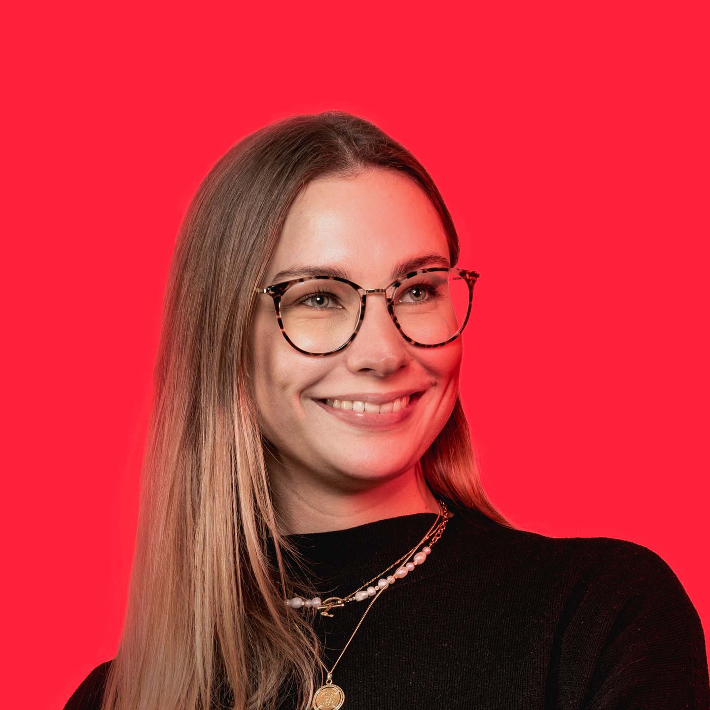 Portraitbild Lara Kreuels mit rotem Hintergrund